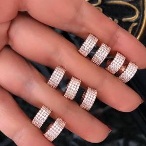 1 Cm. Çapında Beyaz Taşlı Halka Küpe